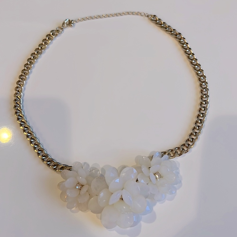 Statement necklace chunky chain and white beaded resin flowers